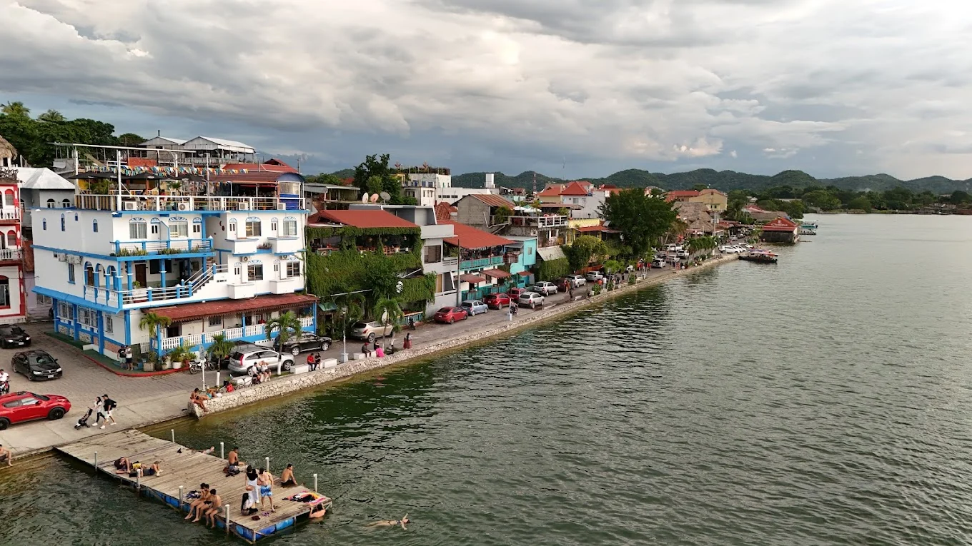 Hotel La Unión y muelle sobre el Lago Petén Itzá