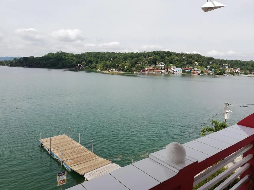 Vista del Lago Petén Itzá desde una habitación